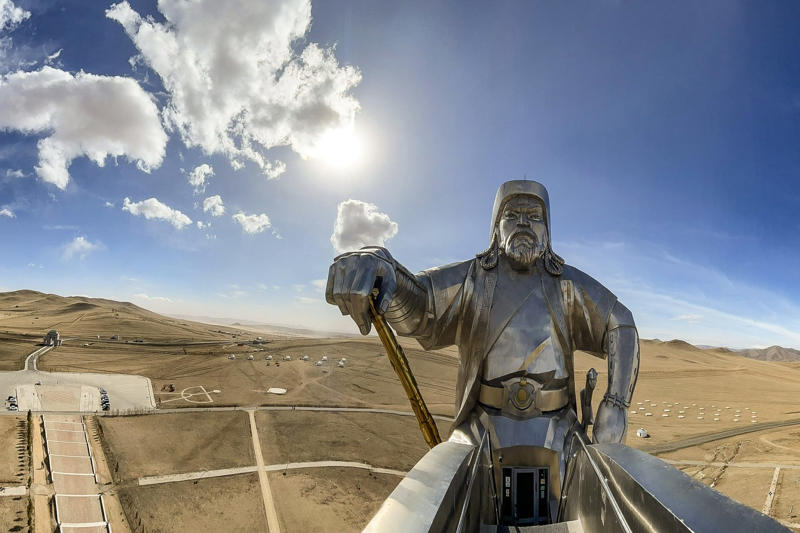Where is this monument located?, La fourchette by Jean-Pierre Zaugg in Vevey (Switzerland), Mada'in Saleh (Saudi Arabia), Statue in honor of Genghis Khan (Mongolia), The Gateway Arch in Missouri (United States), Cadillac Ranch in Texas (United States), The Parliament Palace in Bucharest (Romania), The Berliner Fernsehturm in Berlin (Germany), Cologne Cathedral (Germany), The El Djem amphitheater (Tunisia), Manneken Pis (Brussels), Sanctuary of Las Lajas (Colombia), 'The Bean' in Chicago (United States), The Independence Monument in Mexico City (Mexico), The rock churches of Lalibela (Ethiopia), Turda Salt Mine (Romania), The Santa Creu i Sant Pau hospital in Barcelona (Spain), The Acropolis of Athens (Greece), The Temples of Bagan (Myanmar), The 'Dubai Frame' (Arab Emirates), The New Europe Bridge (Vidin, Bulgaria and Calafat, Romania), The Temple of Heaven in Beijing (China), Brasilia Cathedral (Brazil), The Obelisk of Buenos Aires (Argentina), Hallgrimskirkja in Reykjavik (Iceland), The Da Pena National Palace in Sintra (Portugal), The Sibelius Monument in Helsinki (Finland), Neuschwanstein Castle in Bavaria (Germany), The Trevi Fountain in Rome (Italy), 'Hand of the Desert' in Atacama (Chile)