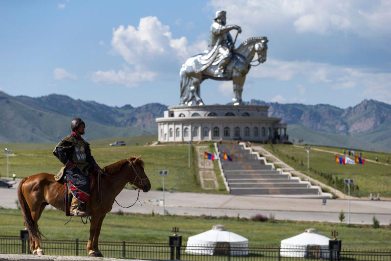 Where is this monument located?, La fourchette by Jean-Pierre Zaugg in Vevey (Switzerland), Mada'in Saleh (Saudi Arabia), Statue in honor of Genghis Khan (Mongolia), The Gateway Arch in Missouri (United States), Cadillac Ranch in Texas (United States), The Parliament Palace in Bucharest (Romania), The Berliner Fernsehturm in Berlin (Germany), Cologne Cathedral (Germany), The El Djem amphitheater (Tunisia), Manneken Pis (Brussels), Sanctuary of Las Lajas (Colombia), 'The Bean' in Chicago (United States), The Independence Monument in Mexico City (Mexico), The rock churches of Lalibela (Ethiopia), Turda Salt Mine (Romania), The Santa Creu i Sant Pau hospital in Barcelona (Spain), The Acropolis of Athens (Greece), The Temples of Bagan (Myanmar), The 'Dubai Frame' (Arab Emirates), The New Europe Bridge (Vidin, Bulgaria and Calafat, Romania), The Temple of Heaven in Beijing (China), Brasilia Cathedral (Brazil), The Obelisk of Buenos Aires (Argentina), Hallgrimskirkja in Reykjavik (Iceland), The Da Pena National Palace in Sintra (Portugal), The Sibelius Monument in Helsinki (Finland), Neuschwanstein Castle in Bavaria (Germany), The Trevi Fountain in Rome (Italy), 'Hand of the Desert' in Atacama (Chile)