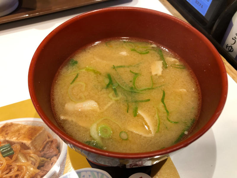【すき家の美味しいおすすめランキング1位】アレンジ・カスタムしやすい王道シンプルな「牛丼」114pts, 【すき家の美味しいおすすめランキング2位】チーズ好きにはたまらない！ 「とろ～り3種のチーズ牛丼」111pts, 【すき家の美味しいおすすめランキング3位】酸味が効いてあっさりとした味わいの「鬼おろしポン酢牛丼」90pts, 【すき家の美味しいおすすめランキング4位】高菜たっぷり！ ピリ辛がおいしい「高菜明太マヨ牛丼」78pts, 【すき家の美味しいおすすめランキング5位】青ねぎたっぷり！ ピリ辛で食欲が増す「ねぎ玉牛丼」66pts, 【すき家の美味しいおすすめランキング6位】わさびがアクセントのシンプルな味わい「わさび山かけ牛丼」39pts, 【すき家の美味しいおすすめランキング7位】【期間限定】辛いもの好きにおすすめの「ねぎキムチ牛丼」30pts＜終了＞, 【すき家の美味しいおすすめランキング8位】食感が楽しい＆さっぱりの「かつぶしオクラ牛丼」18pts, 【すき家の美味しいおすすめランキング9位】ヘルシーな「とろ～り3種のチーズ牛丼ライト」15pts, 【すき家の美味しいおすすめランキング9位】【期間・店舗限定】秋冬の定番人気メニュー「牛すき鍋定食」15pts, 【すき家の美味しいおすすめランキング11位】野菜の甘みとだしの旨みが効いた「旨だしとりそぼろ丼」12pts, 【すき家の美味しいおすすめランキング12位】【期間限定】ピリ辛にまろやかさをプラス「おんたまねぎキムチ牛丼」9pts＜終了＞, 【すき家の美味しいおすすめランキング13位】20種類以上のスパイスが効いた「チーズ牛カレー」6pts, 1位：味噌の風味が濃く体も温まる「とん汁」108pts, 2位：箸休めに最適！ 「おしんこ」24pts, 3位：【店舗限定】お得感のある価格の「からあげ」15pts, 3位：安定の汁もの「みそ汁」15pts, 5位：どんなメニューにも合う！ 優秀トッピング「たまご」12pts, すき家の朝食・朝定食のおすすめメニューは何？, すき家で子供におすすめのセットメニューはある？, すき家の牛丼のおすすめカスタムは？, 裏メニューの特大サイズ「キング牛丼」とは？, すき家のおすすめは何時？ いちばんおいしく食べられるのは時間帯は？, すき家の牛丼でいちばんコスパのいいおすすめ商品は？