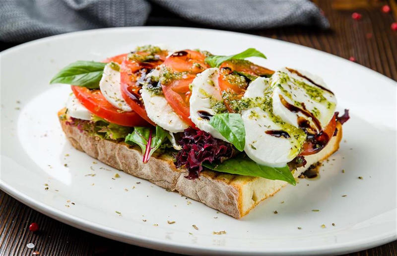 Protein-rich foods that aren’t meat, How much protein do we need?, Black beans, Chia seeds, Chickpeas, Cottage cheese, Ezekiel bread, Goji berries, Greek yogurt, Mozzarella, Oat bran, Pea protein, Pistachios, Plant-based meat substitutes, Protein bars, Soba noodles, Whey protein