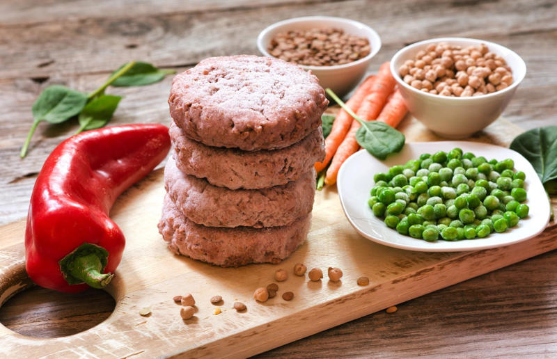 Protein-rich foods that aren’t meat, How much protein do we need?, Black beans, Chia seeds, Chickpeas, Cottage cheese, Ezekiel bread, Goji berries, Greek yogurt, Mozzarella, Oat bran, Pea protein, Pistachios, Plant-based meat substitutes, Protein bars, Soba noodles, Whey protein