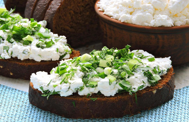 Protein-rich foods that aren’t meat, How much protein do we need?, Black beans, Chia seeds, Chickpeas, Cottage cheese, Ezekiel bread, Goji berries, Greek yogurt, Mozzarella, Oat bran, Pea protein, Pistachios, Plant-based meat substitutes, Protein bars, Soba noodles, Whey protein