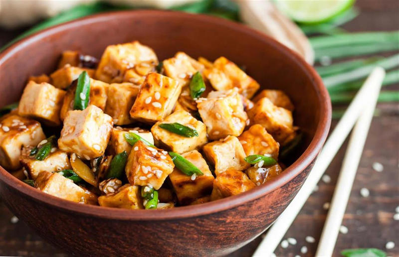 Protein-rich foods that aren’t meat, How much protein do we need?, Black beans, Chia seeds, Chickpeas, Cottage cheese, Ezekiel bread, Goji berries, Greek yogurt, Mozzarella, Oat bran, Pea protein, Pistachios, Plant-based meat substitutes, Protein bars, Soba noodles, Whey protein