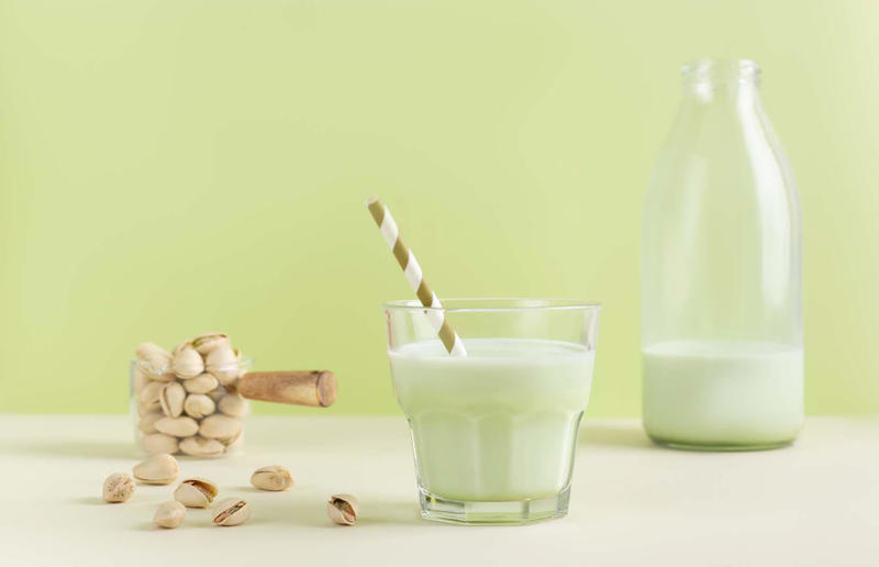 Protein-rich foods that aren’t meat, How much protein do we need?, Black beans, Chia seeds, Chickpeas, Cottage cheese, Ezekiel bread, Goji berries, Greek yogurt, Mozzarella, Oat bran, Pea protein, Pistachios, Plant-based meat substitutes, Protein bars, Soba noodles, Whey protein