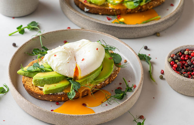 Protein-rich foods that aren’t meat, How much protein do we need?, Black beans, Chia seeds, Chickpeas, Cottage cheese, Ezekiel bread, Goji berries, Greek yogurt, Mozzarella, Oat bran, Pea protein, Pistachios, Plant-based meat substitutes, Protein bars, Soba noodles, Whey protein