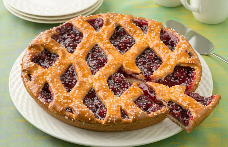 25. Vlaai, Netherlands 34. Stargazy pie, England, UK, 33. Borek, various locations, 32. Saskatoon berry pie, Canada, 31. Butter pie, England, UK, 30. Vlaai, Netherlands, 29. Zelnik, Bulgaria and North Macedonia, 28. Egyptian goulash, Egypt, 27. Peach pie, USA, 26. Kreatopita, Greece, 25. Scotch pie, Scotland, UK, 24. Empadão de frango, Brazil, 23. Pepper steak pie, South Africa, 22. Limonnik, Russia, 21. Pork pie, England, UK, 20. Bündner Nusstorte, Switzerland, 19. Penovani khachapuri, Georgia, 18. Empanada gallega, Spain, 17. Steak and Guinness pie, Ireland, 16. Geraardsbergse mattentaart, Belgium, 15. Pâté chaud, Vietnam, 14. Mince pie, various locations, 13. Bacon and egg pie, England, UK and New Zealand, 12. Pastilla, North Africa, 11. Pithivier, France, 10. Pot pie, Canada, UK and USA, 9. Torta pasqualina, Italy, 8. Cherry pie, USA, 7. Coulibiac, France and Russia, 6. Buko pie, Philippines, 5. Tourtière, Canada, 4. Spanakopita, Cyprus and Greece, 3. Steak and kidney pie, UK, 2. Meat pie, Australia and New Zealand