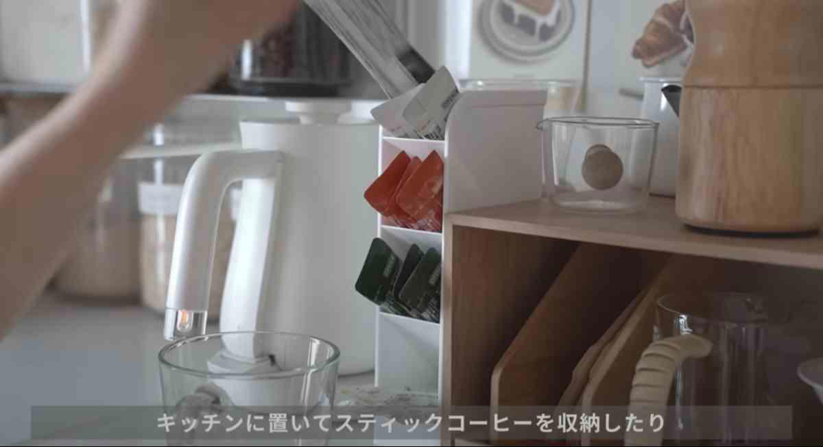 セリアの「デスクラボ タワーペンスタンド」は大人気のペン立て, セリアの「デスクラボ タワーペンスタンド」の活用方法, セリアの「デスクラボ タワーペンスタンド」の価格, セリアの「デスクラボ タワーペンスタンド」のサイズ, 「デスクラボ タワーペンスタンド」には透明のカラーもある？