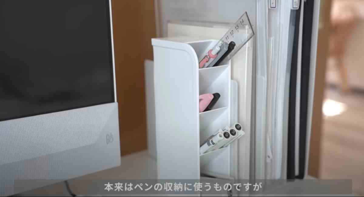 セリアの「デスクラボ タワーペンスタンド」は大人気のペン立て, セリアの「デスクラボ タワーペンスタンド」の活用方法, セリアの「デスクラボ タワーペンスタンド」の価格, セリアの「デスクラボ タワーペンスタンド」のサイズ, 「デスクラボ タワーペンスタンド」には透明のカラーもある？