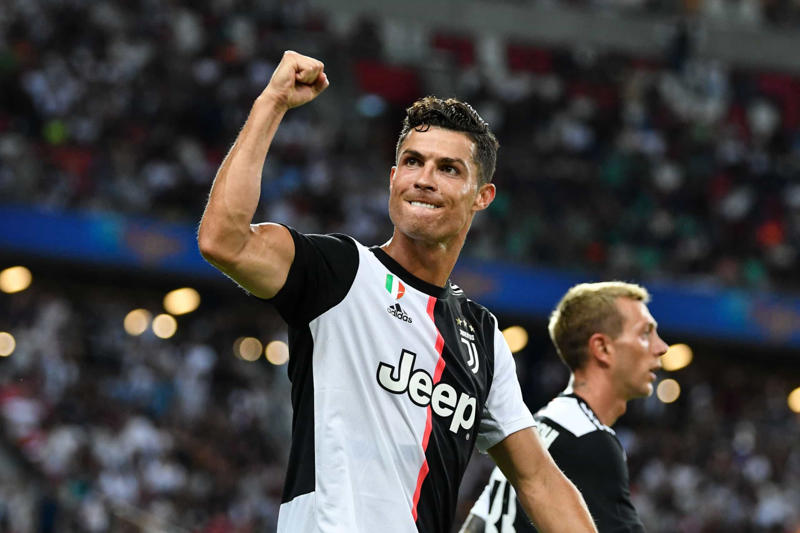 Cristiano Ronaldo Cristiano Ronaldo, Luis Suárez, Franck Ribéry, Carlos Tévez, Zlatan Ibrahimović, Ángel Di María, Luka Modrić, Alexis Sánchez, Yaya Touré, Alexander Hleb, Yuri Zhirkov, Steven Pienaar