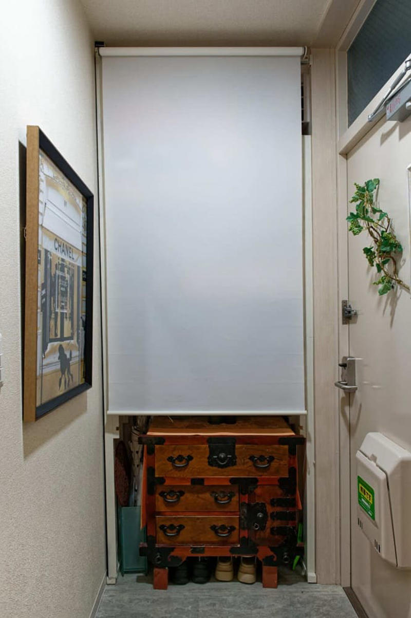 狭い洗面所は“吊るす収納”で空きスペースを活用しています, 玄関に「和ダンス」を置いて靴収納をつくりました, 器は本当に気に入ったものだけを使います, 切子が好きなので時々買っています