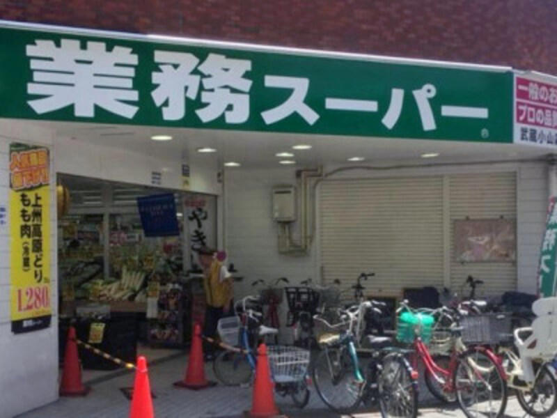 格段にやわらかい！ スモーク香漂う、業務スーパーの「スモークチキンスライス」, 1kgで895円！ 業務スーパーのスモークチキンスライスの内容量, 業務スーパーのスモークチキンスライスの原材料は、ヘルシーな国産むね肉, 業務スーパーのスモークチキンスライスのカロリー・栄養成分, 業務スーパーのスモークチキンスライスの開封後の賞味期限, 【冷蔵保存】10℃以下で。調理してから保存してもOK, 【冷凍保存】くっつかずに1枚ずつ取り出せるラップ方法, 業務スーパーの「スモークチキンスライス」は美味しい？ まずい？ 大人も子どもも大好物の味, アレンジレシピ1.スモークチキンオープンサンドイッチ, アレンジレシピ2.照り焼き丼, アレンジレシピ3.キャベツとスモークチキンのみそ炒め, 業務スーパー「スモークチキン」の解凍方法は？, 業務スーパー「スモークチキン」はダイエットに向いてる？, 業務スーパー「スモークチキン」は値上げした？《2023年》, 追記：業務スーパー「スモークチキン」の値段（2025年）