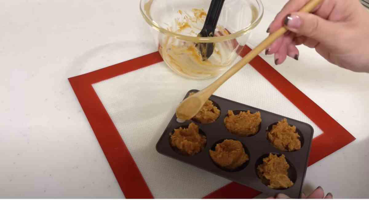 【セリアのキッチン商品】味噌汁作りの時短に便利「みそ玉ストッカー」と「三角味噌マドラー（モノトーン）」, 【セリアのキッチン商品】切る、洗う、移動させるができてすごい！ 野菜も置ける「まな板キャッチャー」, 【セリアのキッチン商品】使い方かんたん「電子レンジ調理器半熟たまご風」, 【セリアのキッチン商品】カラフルでおしゃれな「菜箸」, 【セリアのキッチン商品】お弁当のおかずの作り置き＆冷凍保存に役立つ「仕切り保存パックA」, 【セリアのキッチン商品】冷蔵庫サイドポケットに立てられて省スペース「直ぬりバタースティック」, 【セリアのキッチン商品】使い方も簡単「おにぎり なるほど押し型 三角」, 【セリアのキッチン商品】計量がラクでコスパも抜群「粉ミルクスプーン」, 【セリアのキッチン商品】冷凍保存できて100円「スライダー付フリーザーバッグ」, 【セリアのキッチン商品】かわいい型抜き「デコ弁キット はんなり」, 【セリアのキッチン商品】水切りかごに引っ掛けられる「カトラリーケース」, 【セリアのキッチン商品】春夏秋冬のイベントでコンパクトな収納を叶える「G&amp;B サンドイッチケース」, 【セリアのキッチン商品】キャンプ、季節のアウトドアに優秀「バガスランチボックス」, 【セリアのキッチン商品】割れにくい＆使いやすい耐熱皿「レンジ小皿 白」, 【セリアのキッチン商品】くり返し使えてエコ「シリコーンおかずカップ」