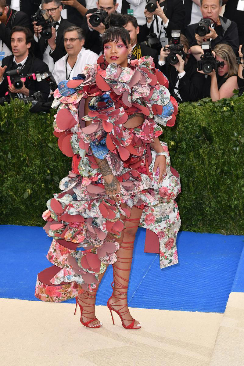 Rihanna in Comme des Garçons, 2017, Zendaya in Versace, 2018, Daphne Guinness in Alexander McQueen, 2011, Solange in Iris van Herpen, 2018, Iman in Stella McCartney, 2007, Kate Moss in Calvin Klein, 1995, Rihanna in Guo Pei, 2015, Sarah Jessica Parker in Alexander McQueen, 2006, Lil’ Kim in Marc Jacobs, 2005, Rosalía in Givenchy, 2022, Ashley Olsen in Dior, 2013, Claire Danes in Zac Posen, 2016, Blake Lively in Versace, 2022, Princess Diana in Dior, 1996, Liv Tyler and Stella McCartney in Stella McCartney, 1999, Mary-Kate and Ashley Olsen in Comme des Garçons, 2017, Frances McDormand in Valentino Couture, 2018, Miuccia Prada in Prada, 2007, Kate Moss in Marc Jacobs, 2009, Zoë Kravitz in Saint Laurent, 2021, Tina Chow, 1980, Kendall Jenner in Givenchy Haute Couture, 2021, Hailey Bieber in Alexander Wang, 2022, Naomi Campbell in Versace, 1995, Madonna in Versace, 1997, Ariana Grande in Vera Wang, 2018, Anja Rubik in Versace, 2012, Rihanna in Maison Margiela, 2018