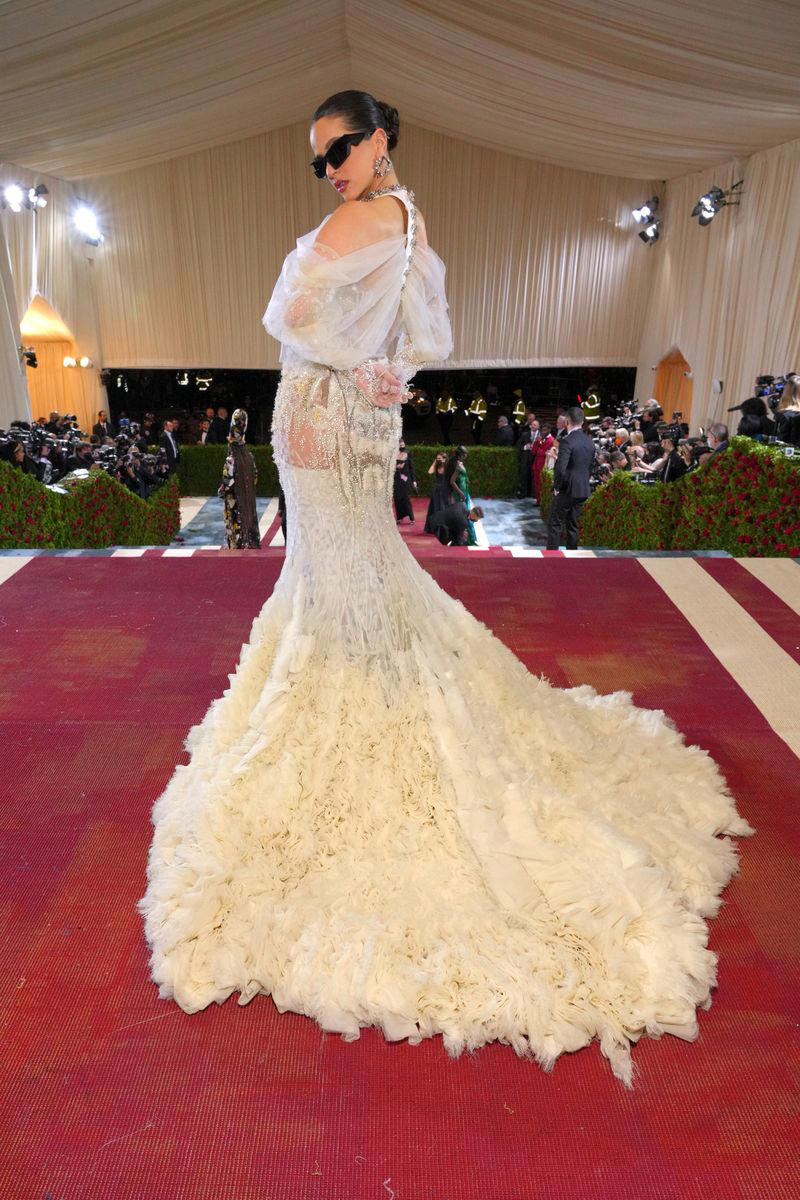 Rihanna in Comme des Garçons, 2017, Zendaya in Versace, 2018, Daphne Guinness in Alexander McQueen, 2011, Solange in Iris van Herpen, 2018, Iman in Stella McCartney, 2007, Kate Moss in Calvin Klein, 1995, Rihanna in Guo Pei, 2015, Sarah Jessica Parker in Alexander McQueen, 2006, Lil’ Kim in Marc Jacobs, 2005, Rosalía in Givenchy, 2022, Ashley Olsen in Dior, 2013, Claire Danes in Zac Posen, 2016, Blake Lively in Versace, 2022, Princess Diana in Dior, 1996, Liv Tyler and Stella McCartney in Stella McCartney, 1999, Mary-Kate and Ashley Olsen in Comme des Garçons, 2017, Frances McDormand in Valentino Couture, 2018, Miuccia Prada in Prada, 2007, Kate Moss in Marc Jacobs, 2009, Zoë Kravitz in Saint Laurent, 2021, Tina Chow, 1980, Kendall Jenner in Givenchy Haute Couture, 2021, Hailey Bieber in Alexander Wang, 2022, Naomi Campbell in Versace, 1995, Madonna in Versace, 1997, Ariana Grande in Vera Wang, 2018, Anja Rubik in Versace, 2012, Rihanna in Maison Margiela, 2018