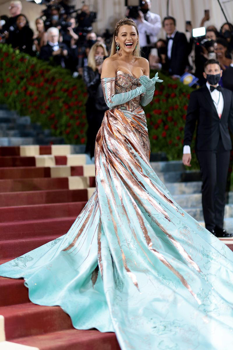 Rihanna in Comme des Garçons, 2017, Zendaya in Versace, 2018, Daphne Guinness in Alexander McQueen, 2011, Solange in Iris van Herpen, 2018, Iman in Stella McCartney, 2007, Kate Moss in Calvin Klein, 1995, Rihanna in Guo Pei, 2015, Sarah Jessica Parker in Alexander McQueen, 2006, Lil’ Kim in Marc Jacobs, 2005, Rosalía in Givenchy, 2022, Ashley Olsen in Dior, 2013, Claire Danes in Zac Posen, 2016, Blake Lively in Versace, 2022, Princess Diana in Dior, 1996, Liv Tyler and Stella McCartney in Stella McCartney, 1999, Mary-Kate and Ashley Olsen in Comme des Garçons, 2017, Frances McDormand in Valentino Couture, 2018, Miuccia Prada in Prada, 2007, Kate Moss in Marc Jacobs, 2009, Zoë Kravitz in Saint Laurent, 2021, Tina Chow, 1980, Kendall Jenner in Givenchy Haute Couture, 2021, Hailey Bieber in Alexander Wang, 2022, Naomi Campbell in Versace, 1995, Madonna in Versace, 1997, Ariana Grande in Vera Wang, 2018, Anja Rubik in Versace, 2012, Rihanna in Maison Margiela, 2018