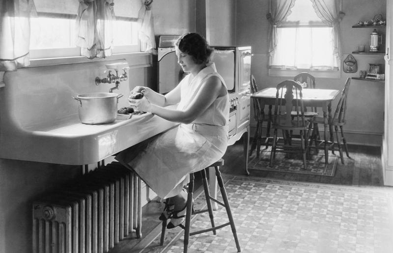 Life in the 1920s: peek into the past, Post-war prosperity in America, Creating consumers, Electric appliances, Chilling trends, The modern kitchen, Fashionable feasts, Welcome to the Machine Age, "Speed is beauty", An interior design revolution, The Egyptian Revival, Sleeping through the 20s, State-of-the-art bathrooms, Just like the movies, Urban versus suburban, Unchanged rural life, The economic divide, Untenable tenements, Rewriting the roles of women, The Jazz Age, The Prohibition problem, Dancing into disaster, Cutting back, Beyond the 20s