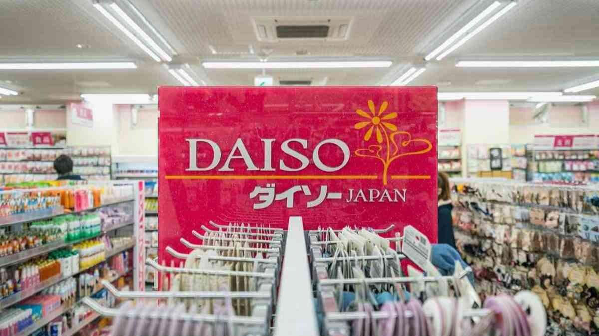 ダイソー「印鑑・ペンボックス」の価格は110円, ダイソー「印鑑・ペンボックス」のサイズは使いやすい大きさ, ダイソー「印鑑・ペンボックス」の耐荷重は300g, ダイソー「シートクリーナーケース（ワンタッチ式）」の価格は110円, ダイソー「シートクリーナーケース（ワンタッチ式）」のサイズ, ダイソー「積み重ね収納ボックス（スクエア）」の価格は110円, ダイソー「積み重ね収納ボックス（スクエア）」のサイズは小物入れにぴったり