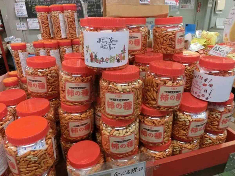 「あられちゃん家」はお菓子の直売所！ 店内の活気がすごい！, 「あられちゃん家」の食堂はすべてのメニューがワンコイン以下で楽しめる！, 「あられちゃん家」の所在地・営業時間, 埼玉工場直売店では「あられちゃん家　復活祭」が4年ぶりに開催！【※現在は終了】