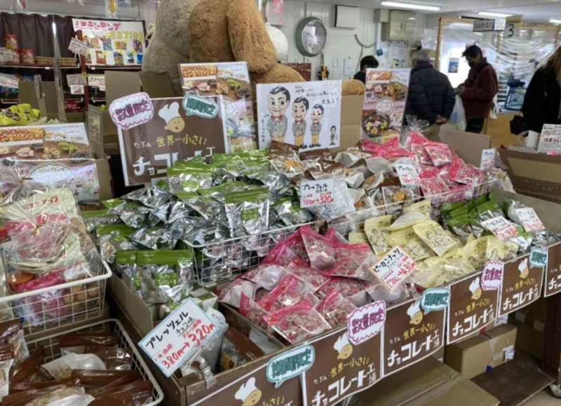 「あられちゃん家」はお菓子の直売所！ 店内の活気がすごい！, 「あられちゃん家」の食堂はすべてのメニューがワンコイン以下で楽しめる！, 「あられちゃん家」の所在地・営業時間, 埼玉工場直売店では「あられちゃん家　復活祭」が4年ぶりに開催！【※現在は終了】