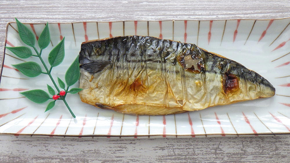 原材料はさばと食塩のみ, 内容量は何枚？ サイズ感は？, ラップ&amp;ジッパー付き袋に入れて冷凍, お弁当用にカット&amp;焼いて冷凍もあり, さばサンドウィッチ, コストコの塩さばフィレは骨抜き処理されている？, コストコでは冷凍されている状態の塩さばフィレも取り扱ってる？