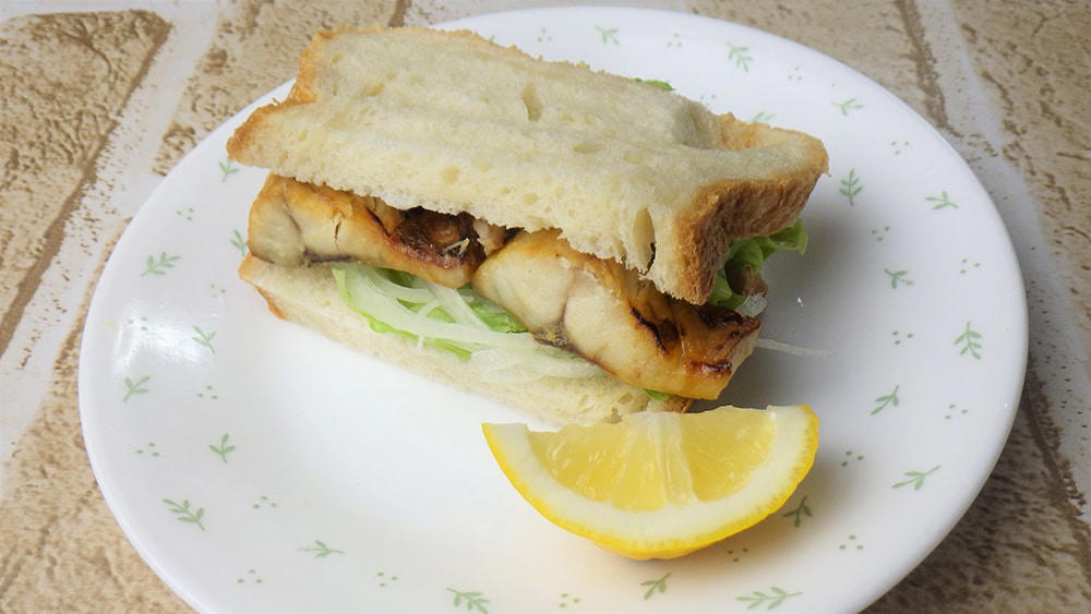 原材料はさばと食塩のみ, 内容量は何枚？ サイズ感は？, ラップ&amp;ジッパー付き袋に入れて冷凍, お弁当用にカット&amp;焼いて冷凍もあり, さばサンドウィッチ, コストコの塩さばフィレは骨抜き処理されている？, コストコでは冷凍されている状態の塩さばフィレも取り扱ってる？