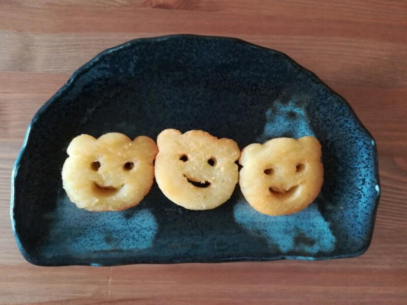業務スーパーのポテトフライに良い口コミや悪い評判はある？, 「フライドポテト（シューストリングカット）」はマクドナルドのマックフライポテトに似てる味, 「フライドポテト（プレミアムシューストリング）」は外はカリカリ、中はホクホク, 「フライドポテト ナチュラルウェストウェッジ」は価格は1kg195円の激安コスパ！, 「レンチンポテト（クリンクル）」は揚げないのにカリッと食感が楽しめる！？, 「ベアスマイルポテト」はクマ形のポテトフライ！ トースターで温めると◎, 味付け1：ポテトフライ×牛肉だしの素, 味付け2：ポテトフライ×ふりふりパウダー（コンソメ味）, アレンジレシピ1：パタタス・コン・ウエボ, アレンジレシピ2：フライドポテトのペストジェノベーゼ和え, アレンジレシピ3：「ベアスマイルポテト」のとろけるチーズサンド, 「丸型ハッシュドポテト」はオーブントースターで調理OK！, 「ハッシュブラウン」は1個24円の高コスパ！, あみあみの格子状で味が絡む「スパイシーポテト ワッフルカット」, 業務スーパーの「ポテトノワゼット」もおすすめ！, 業務スーパーのフライドポテトは値上げした？