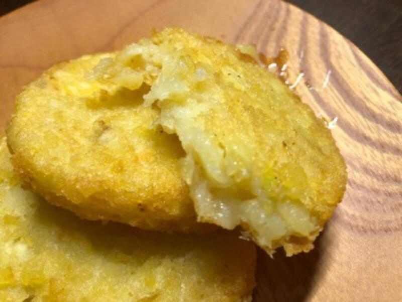 業務スーパーのポテトフライに良い口コミや悪い評判はある？, 「フライドポテト（シューストリングカット）」はマクドナルドのマックフライポテトに似てる味, 「フライドポテト（プレミアムシューストリング）」は外はカリカリ、中はホクホク, 「フライドポテト ナチュラルウェストウェッジ」は価格は1kg195円の激安コスパ！, 「レンチンポテト（クリンクル）」は揚げないのにカリッと食感が楽しめる！？, 「ベアスマイルポテト」はクマ形のポテトフライ！ トースターで温めると◎, 味付け1：ポテトフライ×牛肉だしの素, 味付け2：ポテトフライ×ふりふりパウダー（コンソメ味）, アレンジレシピ1：パタタス・コン・ウエボ, アレンジレシピ2：フライドポテトのペストジェノベーゼ和え, アレンジレシピ3：「ベアスマイルポテト」のとろけるチーズサンド, 「丸型ハッシュドポテト」はオーブントースターで調理OK！, 「ハッシュブラウン」は1個24円の高コスパ！, あみあみの格子状で味が絡む「スパイシーポテト ワッフルカット」, 業務スーパーの「ポテトノワゼット」もおすすめ！, 業務スーパーのフライドポテトは値上げした？