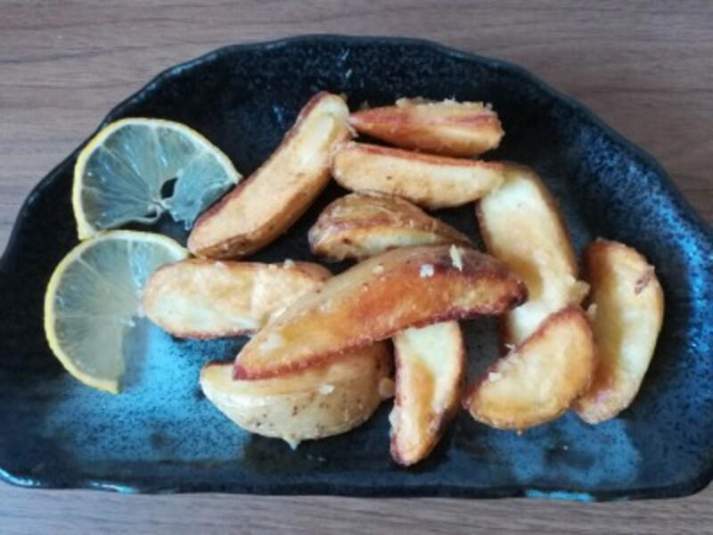 業務スーパーのポテトフライに良い口コミや悪い評判はある？, 「フライドポテト（シューストリングカット）」はマクドナルドのマックフライポテトに似てる味, 「フライドポテト（プレミアムシューストリング）」は外はカリカリ、中はホクホク, 「フライドポテト ナチュラルウェストウェッジ」は価格は1kg195円の激安コスパ！, 「レンチンポテト（クリンクル）」は揚げないのにカリッと食感が楽しめる！？, 「ベアスマイルポテト」はクマ形のポテトフライ！ トースターで温めると◎, 味付け1：ポテトフライ×牛肉だしの素, 味付け2：ポテトフライ×ふりふりパウダー（コンソメ味）, アレンジレシピ1：パタタス・コン・ウエボ, アレンジレシピ2：フライドポテトのペストジェノベーゼ和え, アレンジレシピ3：「ベアスマイルポテト」のとろけるチーズサンド, 「丸型ハッシュドポテト」はオーブントースターで調理OK！, 「ハッシュブラウン」は1個24円の高コスパ！, あみあみの格子状で味が絡む「スパイシーポテト ワッフルカット」, 業務スーパーの「ポテトノワゼット」もおすすめ！, 業務スーパーのフライドポテトは値上げした？
