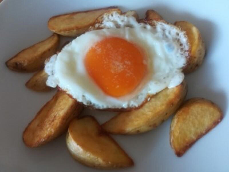 業務スーパーのポテトフライに良い口コミや悪い評判はある？, 「フライドポテト（シューストリングカット）」はマクドナルドのマックフライポテトに似てる味, 「フライドポテト（プレミアムシューストリング）」は外はカリカリ、中はホクホク, 「フライドポテト ナチュラルウェストウェッジ」は価格は1kg195円の激安コスパ！, 「レンチンポテト（クリンクル）」は揚げないのにカリッと食感が楽しめる！？, 「ベアスマイルポテト」はクマ形のポテトフライ！ トースターで温めると◎, 味付け1：ポテトフライ×牛肉だしの素, 味付け2：ポテトフライ×ふりふりパウダー（コンソメ味）, アレンジレシピ1：パタタス・コン・ウエボ, アレンジレシピ2：フライドポテトのペストジェノベーゼ和え, アレンジレシピ3：「ベアスマイルポテト」のとろけるチーズサンド, 「丸型ハッシュドポテト」はオーブントースターで調理OK！, 「ハッシュブラウン」は1個24円の高コスパ！, あみあみの格子状で味が絡む「スパイシーポテト ワッフルカット」, 業務スーパーの「ポテトノワゼット」もおすすめ！, 業務スーパーのフライドポテトは値上げした？