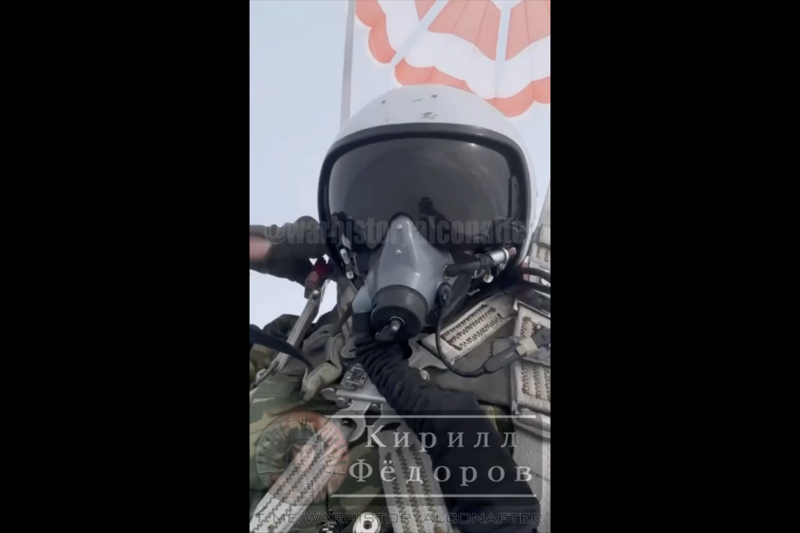 パラシュートで脱出したロシア兵, 脱出の顛末を動画に収める, 拡散された被弾機からの脱出劇, 親露派ブロガーが投稿, 「対処する時間はまったくなかった」, 撮影場所や日時は不明, 詳細を特定する試み, 撃墜された航空機の種類は？, 高高度で脱出したパイロット, パイロットの降下地点はどこ？, 激戦が繰り広げられるチャシウ・ヤル, 米国製「パトリオット」に撃墜された？, ウクライナ側は詳細に言及せず, 多くの航空機を失ったロシア軍, ウクライナ軍による推定, 航空戦力の10％を失ったロシア軍