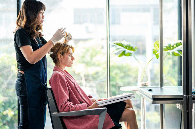 Hair beware, The salon is dirty, The stylist won’t share examples of past work, The stylist doesn’t ask for a hair history, The stylist refuses to give an opinion, The stylist is pushy, The salon is always empty, The salon has lots of bad reviews, An assistant takes you straight to a shampoo station, The stylist’s hair looks worse for wear, The stylist’s nervousness makes you nervous, The stylist doesn’t solicit feedback, The stylist doesn’t discuss aftercare