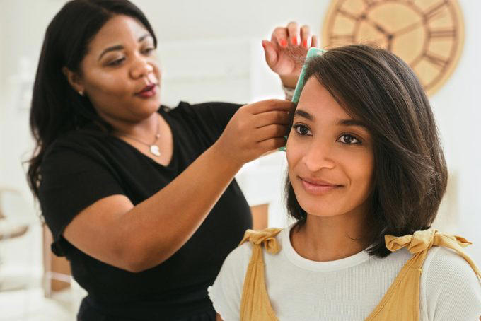 Hair beware, The salon is dirty, The stylist won’t share examples of past work, The stylist doesn’t ask for a hair history, The stylist refuses to give an opinion, The stylist is pushy, The salon is always empty, The salon has lots of bad reviews, An assistant takes you straight to a shampoo station, The stylist’s hair looks worse for wear, The stylist’s nervousness makes you nervous, The stylist doesn’t solicit feedback, The stylist doesn’t discuss aftercare