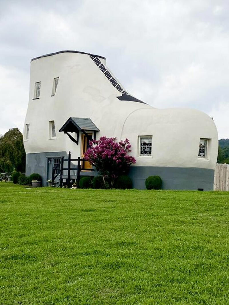 People Are Sharing The Quirkiest Attractions They Came Across In The US And These Are 87 Of Them #3 Outside The Dr. Seuss Museum, Springfield, Massachusetts, #7 Underground Kayaking In Red River Gorge, Ky, #11 Ladybirds On The Side Of An Office Building In Milwaukee Wi, #13 Just Went This Awesome House In York, PA, #19 The Great Elephant Migration Traveling Exhibit In Newport, Rhode Island, #23 Jerome, Missouri On Rt. 66. Found This As We Were Out Driving Around, #25 A Giant Pencil On An Office Supply Store In Wytheville, VA