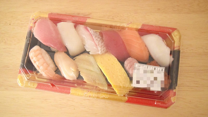 1位：「はまっこ海鮮丼」 5pts, 2位：「特選！ 海鮮レアステーキ丼」 4pts, 同率3位：「おうちではま寿司セット」 3pts, 同率3位：「7種の海鮮丼 」 3pts, 同率3位：「さばの棒寿司」 3pts, 1. 店内の席でネタを選んで専用パックに詰める, 2. はま寿司公式サイトから持ち帰り予約する, 3. はま寿司の店舗へ直接電話する, 1．受け取る店舗を選択, 2．受取日時を選択, 3．メニューを選択してカートに追加, 4．決済方法を選んで注文を確定, 1. はま寿司「人気12種セット」, 2. はま寿司「定番8貫」, 3. はま寿司「まぐろづくし」, 4. はま寿司「特選！海鮮レアステーキ丼」, 5. はま寿司「5種の海鮮丼」, 6. はま寿司「はまっこ海鮮丼」, 7. はま寿司「まぐろ丼」, 8. はま寿司「特上11種セット」, 9. はま寿司「厳選12種セット」, 10. はま寿司「おうちではま寿司セット」, 11. はま寿司「おうちではま寿司 手巻きセット」, 12. はま寿司「まぐろサーモン丼」, 13. はま寿司「7種の海鮮丼」, 14. はま寿司「さばの棒寿司」, 15. はま寿司「サーモン三昧」【終了】, はま寿司は当日予約で持ち帰りできる？, はま寿司の丼メニューはお持ち帰りできる？, はま寿司をテイクアウトする際の受け取り方・支払い方法は？, はま寿司の持ち帰りが半額という噂があるけど？, はま寿司の自分で選ぶ「お好み詰め合わせ」って何？