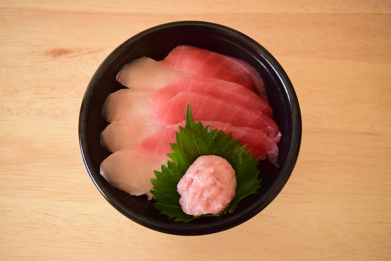1位：「はまっこ海鮮丼」 5pts, 2位：「特選！ 海鮮レアステーキ丼」 4pts, 同率3位：「おうちではま寿司セット」 3pts, 同率3位：「7種の海鮮丼 」 3pts, 同率3位：「さばの棒寿司」 3pts, 1. 店内の席でネタを選んで専用パックに詰める, 2. はま寿司公式サイトから持ち帰り予約する, 3. はま寿司の店舗へ直接電話する, 1．受け取る店舗を選択, 2．受取日時を選択, 3．メニューを選択してカートに追加, 4．決済方法を選んで注文を確定, 1. はま寿司「人気12種セット」, 2. はま寿司「定番8貫」, 3. はま寿司「まぐろづくし」, 4. はま寿司「特選！海鮮レアステーキ丼」, 5. はま寿司「5種の海鮮丼」, 6. はま寿司「はまっこ海鮮丼」, 7. はま寿司「まぐろ丼」, 8. はま寿司「特上11種セット」, 9. はま寿司「厳選12種セット」, 10. はま寿司「おうちではま寿司セット」, 11. はま寿司「おうちではま寿司 手巻きセット」, 12. はま寿司「まぐろサーモン丼」, 13. はま寿司「7種の海鮮丼」, 14. はま寿司「さばの棒寿司」, 15. はま寿司「サーモン三昧」【終了】, はま寿司は当日予約で持ち帰りできる？, はま寿司の丼メニューはお持ち帰りできる？, はま寿司をテイクアウトする際の受け取り方・支払い方法は？, はま寿司の持ち帰りが半額という噂があるけど？, はま寿司の自分で選ぶ「お好み詰め合わせ」って何？