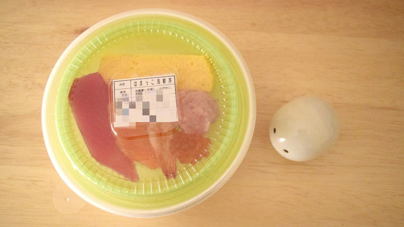 1位：「はまっこ海鮮丼」 5pts, 2位：「特選！ 海鮮レアステーキ丼」 4pts, 同率3位：「おうちではま寿司セット」 3pts, 同率3位：「7種の海鮮丼 」 3pts, 同率3位：「さばの棒寿司」 3pts, 1. 店内の席でネタを選んで専用パックに詰める, 2. はま寿司公式サイトから持ち帰り予約する, 3. はま寿司の店舗へ直接電話する, 1．受け取る店舗を選択, 2．受取日時を選択, 3．メニューを選択してカートに追加, 4．決済方法を選んで注文を確定, 1. はま寿司「人気12種セット」, 2. はま寿司「定番8貫」, 3. はま寿司「まぐろづくし」, 4. はま寿司「特選！海鮮レアステーキ丼」, 5. はま寿司「5種の海鮮丼」, 6. はま寿司「はまっこ海鮮丼」, 7. はま寿司「まぐろ丼」, 8. はま寿司「特上11種セット」, 9. はま寿司「厳選12種セット」, 10. はま寿司「おうちではま寿司セット」, 11. はま寿司「おうちではま寿司 手巻きセット」, 12. はま寿司「まぐろサーモン丼」, 13. はま寿司「7種の海鮮丼」, 14. はま寿司「さばの棒寿司」, 15. はま寿司「サーモン三昧」【終了】, はま寿司は当日予約で持ち帰りできる？, はま寿司の丼メニューはお持ち帰りできる？, はま寿司をテイクアウトする際の受け取り方・支払い方法は？, はま寿司の持ち帰りが半額という噂があるけど？, はま寿司の自分で選ぶ「お好み詰め合わせ」って何？