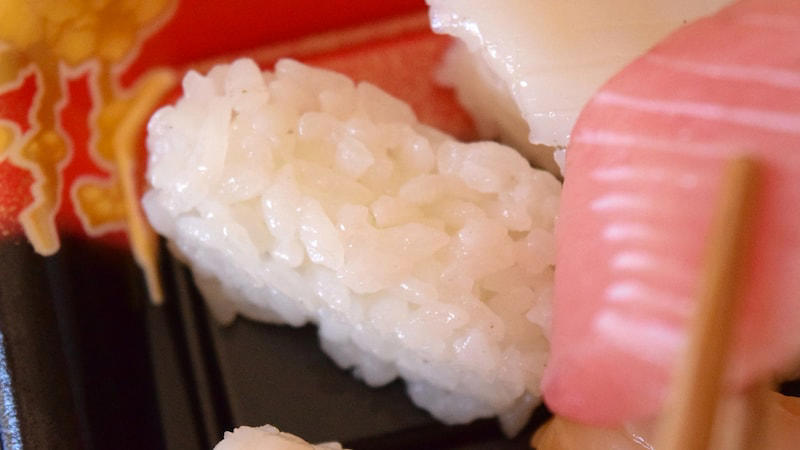 1位：「はまっこ海鮮丼」 5pts, 2位：「特選！ 海鮮レアステーキ丼」 4pts, 同率3位：「おうちではま寿司セット」 3pts, 同率3位：「7種の海鮮丼 」 3pts, 同率3位：「さばの棒寿司」 3pts, 1. 店内の席でネタを選んで専用パックに詰める, 2. はま寿司公式サイトから持ち帰り予約する, 3. はま寿司の店舗へ直接電話する, 1．受け取る店舗を選択, 2．受取日時を選択, 3．メニューを選択してカートに追加, 4．決済方法を選んで注文を確定, 1. はま寿司「人気12種セット」, 2. はま寿司「定番8貫」, 3. はま寿司「まぐろづくし」, 4. はま寿司「特選！海鮮レアステーキ丼」, 5. はま寿司「5種の海鮮丼」, 6. はま寿司「はまっこ海鮮丼」, 7. はま寿司「まぐろ丼」, 8. はま寿司「特上11種セット」, 9. はま寿司「厳選12種セット」, 10. はま寿司「おうちではま寿司セット」, 11. はま寿司「おうちではま寿司 手巻きセット」, 12. はま寿司「まぐろサーモン丼」, 13. はま寿司「7種の海鮮丼」, 14. はま寿司「さばの棒寿司」, 15. はま寿司「サーモン三昧」【終了】, はま寿司は当日予約で持ち帰りできる？, はま寿司の丼メニューはお持ち帰りできる？, はま寿司をテイクアウトする際の受け取り方・支払い方法は？, はま寿司の持ち帰りが半額という噂があるけど？, はま寿司の自分で選ぶ「お好み詰め合わせ」って何？