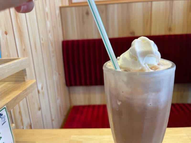 コメダ珈琲の「アイスココア」の値段・価格・コスパ, コメダ珈琲の「アイスココア」の原材料・内容量, コメダ珈琲の「アイスココア」のカロリー・栄養成分表示, コメダ珈琲の「アイスココア」のおすすめの飲み方・食べ方, コメダ珈琲の「アイスココア」の味はそのまま飲むとビター！ ソフトクリームと一緒に口に入れると甘さアップ, コメダ珈琲の「アイスココア」はコンビニで購入できる？ , コメダ珈琲の「アイスココア」は持ち帰りできる？, コメダ珈琲の「アイスココア」はまずい？