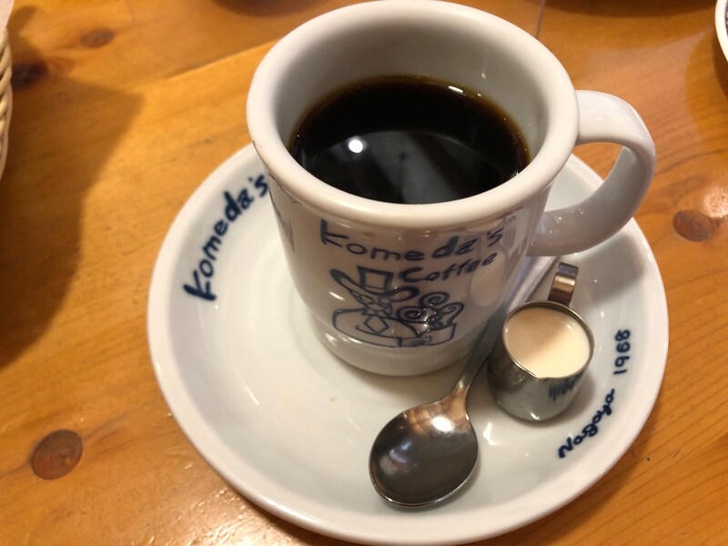 コメダ珈琲店のモーニングセットは、とにかくお得！, コメダ珈琲店の「モーニング」とは？ サービス自体の値段は無料！, コメダ珈琲店の「モーニング」は土日祝問わず、毎日開店～午前11：00の時間帯の提供, 1.　まずはパンをどちらか選ぶ, 2.　A～Cの3種類の中からトッピングを選ぶ, 3.　パンに何を塗るか3種類の中から選ぶ, コメダ珈琲「モーニング」の値段は？, ■実食レポ！ コメダ珈琲店の「モーニング」は、サクサクのパンにバターが美味しい！, ■コメダ珈琲店の「モーニング」はおかわり可能！, ■コメダ珈琲店の「モーニング」はテイクアウトも利用できる, ■コメダ珈琲店の「モーニング」に関するQ＆A, コメダ珈琲店の「モーニング」に食べ放題はある？, モーニングの時間帯にシロノワールは頼める？, コメダ珈琲にはランチプレートがある？, コメダ珈琲モーニングの時間帯に通常メニューは注文できる？, ■コメダ珈琲店の「モーニング」はとってもお得！ サクサクのパンも魅力的