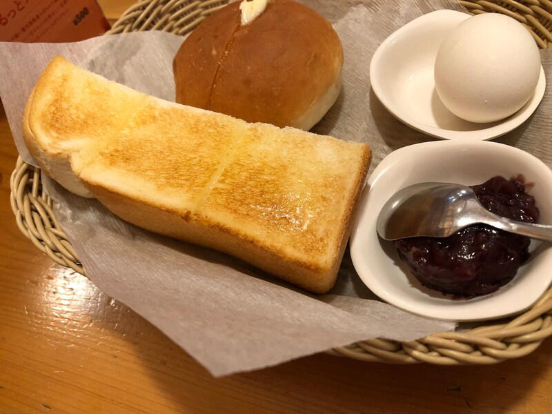 コメダ珈琲店のモーニングセットは、とにかくお得！, コメダ珈琲店の「モーニング」とは？ サービス自体の値段は無料！, コメダ珈琲店の「モーニング」は土日祝問わず、毎日開店～午前11：00の時間帯の提供, 1.　まずはパンをどちらか選ぶ, 2.　A～Cの3種類の中からトッピングを選ぶ, 3.　パンに何を塗るか3種類の中から選ぶ, コメダ珈琲「モーニング」の値段は？, ■実食レポ！ コメダ珈琲店の「モーニング」は、サクサクのパンにバターが美味しい！, ■コメダ珈琲店の「モーニング」はおかわり可能！, ■コメダ珈琲店の「モーニング」はテイクアウトも利用できる, ■コメダ珈琲店の「モーニング」に関するQ＆A, コメダ珈琲店の「モーニング」に食べ放題はある？, モーニングの時間帯にシロノワールは頼める？, コメダ珈琲にはランチプレートがある？, コメダ珈琲モーニングの時間帯に通常メニューは注文できる？, ■コメダ珈琲店の「モーニング」はとってもお得！ サクサクのパンも魅力的