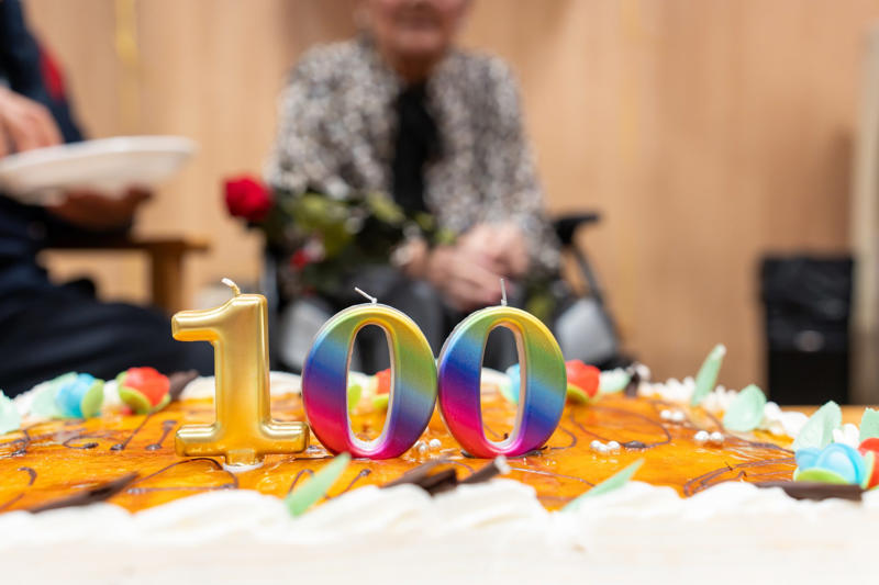The super-aged Turning points, 135,000 molecules under the microscope, Periods of "dramatic change", Why our bodies fail us, Why ailments tend to happen at specific ages, Skin and muscle molecules, Which molecules change when, Slowing the pace of ageing, Chronic inflammation, The molecules behind obesity and diabetes 2, Pathogenic bacteria in the gut, The super-aged, Living forever, Tech tycoon's strategies for beating mortality, The importance of early healthy lifestyles