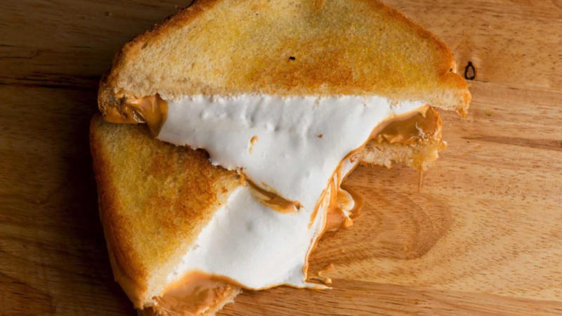 12 Regional Foods From America That You Must Try Cheese Curds, Fluffernutter, Scrapple, Boiled Peanuts, Stuffed Quahogs, Chocolate Gravy, Green Chile, Pepperoni Rolls, Blue Moon Ice Cream, Clam Chowder, Stuffed Kolaches