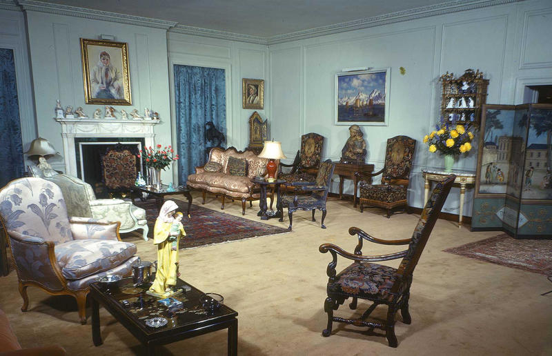 Life at home during the 1940s, The world at war, America enters the conflict, Facing war back home, Rationing and reduction, Back to basics, The average 1940s home?, 1940s kitchens, Inside the food pantry, Old and new technologies, The advent of television, Dining rooms, The 1940s bedroom, Glamorous boudoirs, Murphy beds, Bathrooms in the 1940s, New luxury, Growing their own, Rural migration, Homesteading, Life on the farm, Luxury homes in the 1940s, Stately homes take on new life, Hollywood in the 40s, Privilege and power, In the Governor's mansion, Political exiles, Comfort and hope, The White House restoration, Henry Ford's mansion, The end of World War II, Urban migration, Overcrowded cities, Factory housing, Hard times, Homelessness, Prefab housing, The Lustron House, President Roosevelt’s G.I. Bill, The 1946 housing protest, Housing discrimination, Japanese American internment camps, Out with the old, in with the new, Moving towards mid-century modernism, Mass-produced furniture, Building the suburbs, Welcome to Levittown