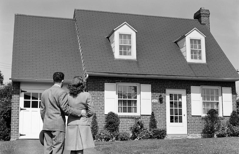 Life at home during the 1940s, The world at war, America enters the conflict, Facing war back home, Rationing and reduction, Back to basics, The average 1940s home?, 1940s kitchens, Inside the food pantry, Old and new technologies, The advent of television, Dining rooms, The 1940s bedroom, Glamorous boudoirs, Murphy beds, Bathrooms in the 1940s, New luxury, Growing their own, Rural migration, Homesteading, Life on the farm, Luxury homes in the 1940s, Stately homes take on new life, Hollywood in the 40s, Privilege and power, In the Governor's mansion, Political exiles, Comfort and hope, The White House restoration, Henry Ford's mansion, The end of World War II, Urban migration, Overcrowded cities, Factory housing, Hard times, Homelessness, Prefab housing, The Lustron House, President Roosevelt’s G.I. Bill, The 1946 housing protest, Housing discrimination, Japanese American internment camps, Out with the old, in with the new, Moving towards mid-century modernism, Mass-produced furniture, Building the suburbs, Welcome to Levittown