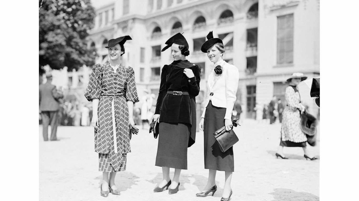 14. Three women with hats in Paris 1. Three models with hats by Hélène Sorbier, 2. People celebrating New Year’s Eve at El Morocco in New York City, 3. Ernest Hemingway and Marlene Dietrich, 4. Three women modeling dresses by Marcelle Landowska, 5. Lady smiling for a portrait, 6. Family of four listening to the radio, 7. German film director Fritz Lang, 9. Stepping out for a spring fashion parade in Brisbane, Australia, 10. Jean Harlow with Marcel Waves, 11. Conductors Serge Koussevitsky (left) and Sir Thomas Beecham, 12. Models with an audience in Paris, 13. American cartoonist and fashion designer Gladys Parker, 14. Three women with hats in Paris, 15. Golfer Bobby Jones (right) with the Walker Cup in Sandwich, England, 16. Models posing for a fashion shoot, 17. Modeling dresses by Hélène Sorbier in Paris, 18. German industrialist and arms manufacturer Gustav Krupp von Bohlen und Halbach (second from right) with his extended family, 19. A model in Paris, 20. Louisiana governor and senator Huey Long at a radio broadcast, 21. Brazilian politician Getúlio Vargas, 22. A model at the House of Paquin in Paris, 23. Two models in suits in Paris, 24. Austrian doctor and psychotherapist Alfred Adler, 25. Boxer Jack Dempsey, 26. British politician James Thomas (center) and friends, 27. Posing outside a cat show at the Salle Wagram, Paris, 28. Miss France, 29. Attorney Clarence Darrow (right), 30. Model De Decker with hat, 31. Actresses Laurette Taylor (left) and Ethel Barrymore, 32. Model De Decker with another hat, 33. Two models with hats in Paris, 34. Model Eliane Richer with hat, 35. Austrian-born actor and director Erich Von Stroheim, 36. Model Hélène Sorbier with hat, 37. Douglas Fairbanks Jr. (left), Charlie Chaplin, and Mary Pickford, 38. Fashion models, 39. Model in long dress with hat, 40. Models in a Red Bug Electric Roadster car at the Edison Electrical Exposition in New York, 41. Model with a hat, 42. Gary Cooper (right) and a location caterer on the set of “The Spoilers”, 43. A reception for golfer Bobby Jones after his British Open victory, 44. Model in a dress, 45. British photographer and costume designer Cecil Beaton, 46. Business mogul and multimillionaire John D. Rockefeller, 47. Five college girls jumping in winter clothes, 48. Model Hélène Sorbier with hat, 49. Model in a summer dress with hat, 50. Businessman and philanthropist Simon Guggenheim, 51. Diplomats from Czechoslovakia, Romania, and Yugoslavia at a Little Entente conference in Belgrade, 52. Model with a hat in Paris, 53. Woman standing outside