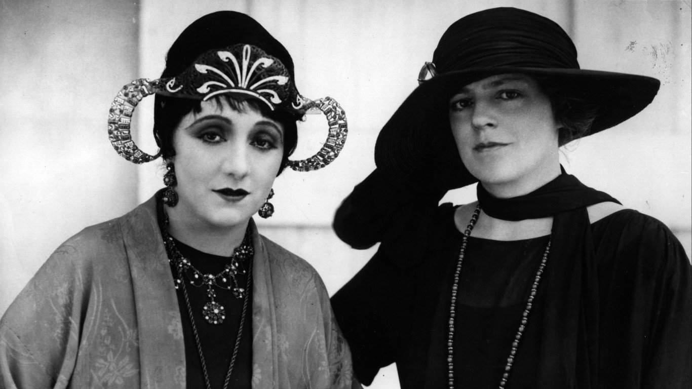 31. Actresses Laurette Taylor (left) and Ethel Barrymore 1. Three models with hats by Hélène Sorbier, 2. People celebrating New Year’s Eve at El Morocco in New York City, 3. Ernest Hemingway and Marlene Dietrich, 4. Three women modeling dresses by Marcelle Landowska, 5. Lady smiling for a portrait, 6. Family of four listening to the radio, 7. German film director Fritz Lang, 9. Stepping out for a spring fashion parade in Brisbane, Australia, 10. Jean Harlow with Marcel Waves, 11. Conductors Serge Koussevitsky (left) and Sir Thomas Beecham, 12. Models with an audience in Paris, 13. American cartoonist and fashion designer Gladys Parker, 14. Three women with hats in Paris, 15. Golfer Bobby Jones (right) with the Walker Cup in Sandwich, England, 16. Models posing for a fashion shoot, 17. Modeling dresses by Hélène Sorbier in Paris, 18. German industrialist and arms manufacturer Gustav Krupp von Bohlen und Halbach (second from right) with his extended family, 19. A model in Paris, 20. Louisiana governor and senator Huey Long at a radio broadcast, 21. Brazilian politician Getúlio Vargas, 22. A model at the House of Paquin in Paris, 23. Two models in suits in Paris, 24. Austrian doctor and psychotherapist Alfred Adler, 25. Boxer Jack Dempsey, 26. British politician James Thomas (center) and friends, 27. Posing outside a cat show at the Salle Wagram, Paris, 28. Miss France, 29. Attorney Clarence Darrow (right), 30. Model De Decker with hat, 31. Actresses Laurette Taylor (left) and Ethel Barrymore, 32. Model De Decker with another hat, 33. Two models with hats in Paris, 34. Model Eliane Richer with hat, 35. Austrian-born actor and director Erich Von Stroheim, 36. Model Hélène Sorbier with hat, 37. Douglas Fairbanks Jr. (left), Charlie Chaplin, and Mary Pickford, 38. Fashion models, 39. Model in long dress with hat, 40. Models in a Red Bug Electric Roadster car at the Edison Electrical Exposition in New York, 41. Model with a hat, 42. Gary Cooper (right) and a location caterer on the set of “The Spoilers”, 43. A reception for golfer Bobby Jones after his British Open victory, 44. Model in a dress, 45. British photographer and costume designer Cecil Beaton, 46. Business mogul and multimillionaire John D. Rockefeller, 47. Five college girls jumping in winter clothes, 48. Model Hélène Sorbier with hat, 49. Model in a summer dress with hat, 50. Businessman and philanthropist Simon Guggenheim, 51. Diplomats from Czechoslovakia, Romania, and Yugoslavia at a Little Entente conference in Belgrade, 52. Model with a hat in Paris, 53. Woman standing outside