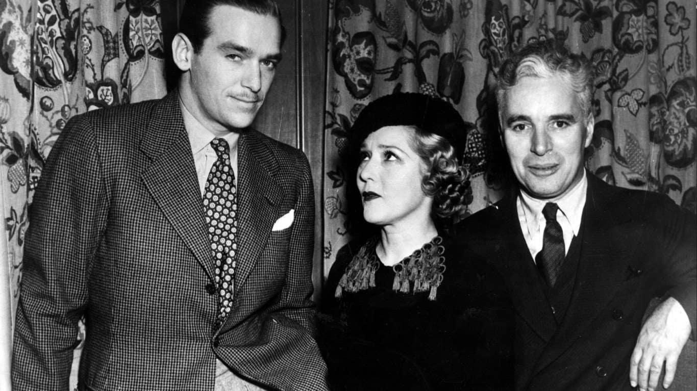 37. Douglas Fairbanks Jr. (left), Charlie Chaplin, and Mary Pickford 1. Three models with hats by Hélène Sorbier, 2. People celebrating New Year’s Eve at El Morocco in New York City, 3. Ernest Hemingway and Marlene Dietrich, 4. Three women modeling dresses by Marcelle Landowska, 5. Lady smiling for a portrait, 6. Family of four listening to the radio, 7. German film director Fritz Lang, 9. Stepping out for a spring fashion parade in Brisbane, Australia, 10. Jean Harlow with Marcel Waves, 11. Conductors Serge Koussevitsky (left) and Sir Thomas Beecham, 12. Models with an audience in Paris, 13. American cartoonist and fashion designer Gladys Parker, 14. Three women with hats in Paris, 15. Golfer Bobby Jones (right) with the Walker Cup in Sandwich, England, 16. Models posing for a fashion shoot, 17. Modeling dresses by Hélène Sorbier in Paris, 18. German industrialist and arms manufacturer Gustav Krupp von Bohlen und Halbach (second from right) with his extended family, 19. A model in Paris, 20. Louisiana governor and senator Huey Long at a radio broadcast, 21. Brazilian politician Getúlio Vargas, 22. A model at the House of Paquin in Paris, 23. Two models in suits in Paris, 24. Austrian doctor and psychotherapist Alfred Adler, 25. Boxer Jack Dempsey, 26. British politician James Thomas (center) and friends, 27. Posing outside a cat show at the Salle Wagram, Paris, 28. Miss France, 29. Attorney Clarence Darrow (right), 30. Model De Decker with hat, 31. Actresses Laurette Taylor (left) and Ethel Barrymore, 32. Model De Decker with another hat, 33. Two models with hats in Paris, 34. Model Eliane Richer with hat, 35. Austrian-born actor and director Erich Von Stroheim, 36. Model Hélène Sorbier with hat, 37. Douglas Fairbanks Jr. (left), Charlie Chaplin, and Mary Pickford, 38. Fashion models, 39. Model in long dress with hat, 40. Models in a Red Bug Electric Roadster car at the Edison Electrical Exposition in New York, 41. Model with a hat, 42. Gary Cooper (right) and a location caterer on the set of “The Spoilers”, 43. A reception for golfer Bobby Jones after his British Open victory, 44. Model in a dress, 45. British photographer and costume designer Cecil Beaton, 46. Business mogul and multimillionaire John D. Rockefeller, 47. Five college girls jumping in winter clothes, 48. Model Hélène Sorbier with hat, 49. Model in a summer dress with hat, 50. Businessman and philanthropist Simon Guggenheim, 51. Diplomats from Czechoslovakia, Romania, and Yugoslavia at a Little Entente conference in Belgrade, 52. Model with a hat in Paris, 53. Woman standing outside