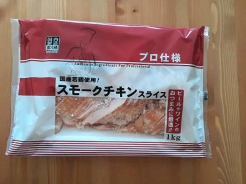 格段にやわらかい！ スモーク香漂う、業務スーパーの「スモークチキンスライス」, 1kgで895円！ 業務スーパーのスモークチキンスライスの内容量, 業務スーパーのスモークチキンスライスの原材料は、ヘルシーな国産むね肉, 業務スーパーのスモークチキンスライスのカロリー・栄養成分, 業務スーパーのスモークチキンスライスの開封後の賞味期限, 【冷蔵保存】10℃以下で。調理してから保存してもOK, 【冷凍保存】くっつかずに1枚ずつ取り出せるラップ方法, 業務スーパーの「スモークチキンスライス」は美味しい？ まずい？ 大人も子どもも大好物の味, アレンジレシピ1.スモークチキンオープンサンドイッチ, アレンジレシピ2.照り焼き丼, アレンジレシピ3.キャベツとスモークチキンのみそ炒め, 業務スーパー「スモークチキン」の解凍方法は？, 業務スーパー「スモークチキン」はダイエットに向いてる？, 業務スーパー「スモークチキン」は値上げした？《2023年》, 追記：業務スーパー「スモークチキン」の値段（2025年）