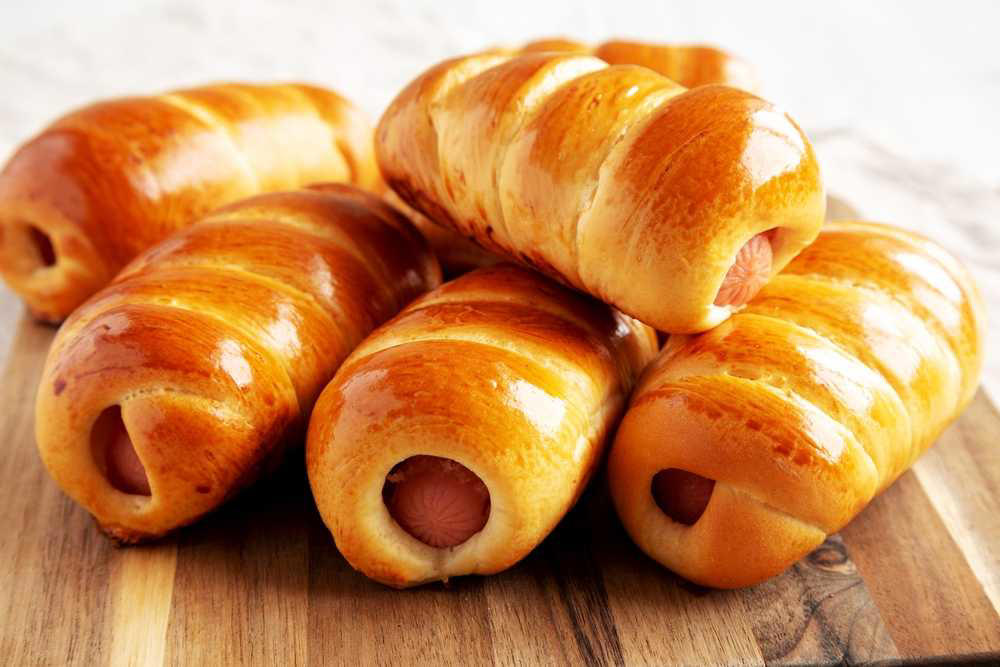 12 Regional Foods You Won't Believe Are So Good Cheese Curds, Fluffernutter, Scrapple, Boiled Peanuts, Stuffed Quahogs, Chocolate Gravy, Green Chile, Pepperoni Rolls, Blue Moon Ice Cream, Clam Chowder, Stuffed Kolaches