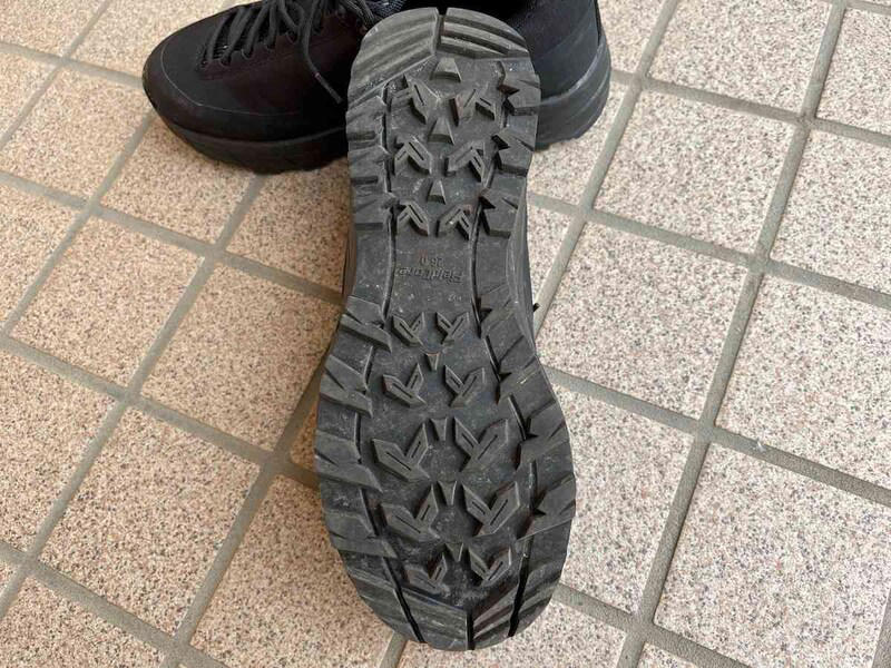 ワークマンの「高耐久シューズ アクティブハイク」の値段は1900円でお得！ 価格・コスパ, ワークマンの「高耐久シューズ アクティブハイク」のカラーやサイズ展開, 「高耐久シューズ アクティブハイク」は滑りにくいソールがアウトドアに最適, ワークマンの「高耐久シューズ アクティブハイク」は靴の中に小石が入りにくい！ 機能的でおすすめ